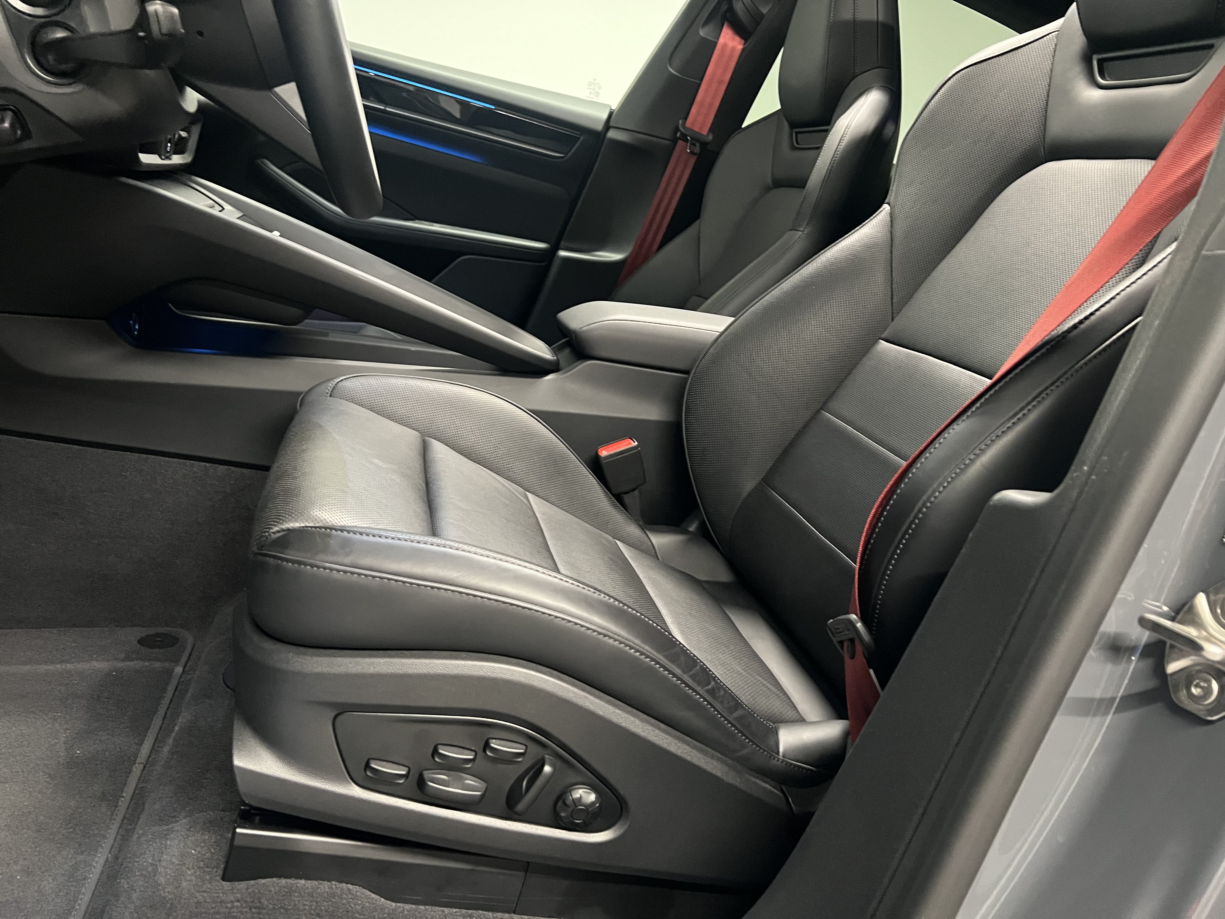 Used 2025 Porsche Macan Electric RWD image 31