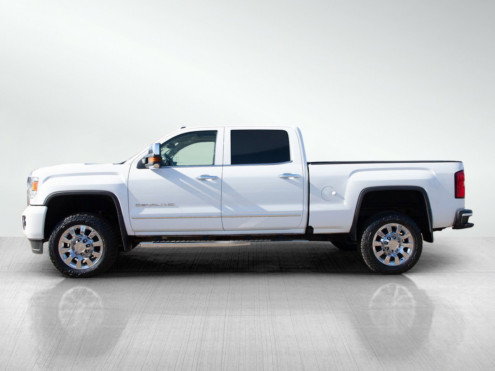 Used 2018 GMC Sierra 2500 Denali image 2