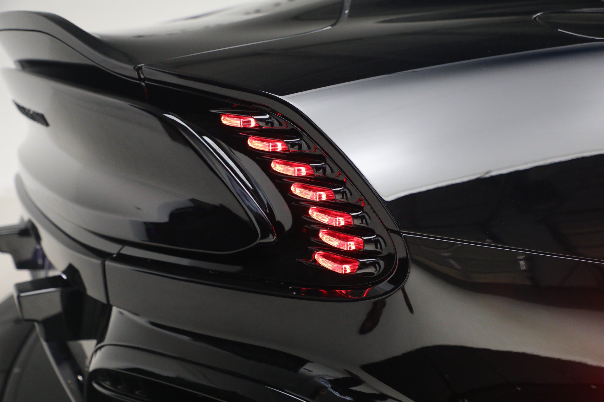 Used 2025 Aston Martin Vanquish RWD image 32
