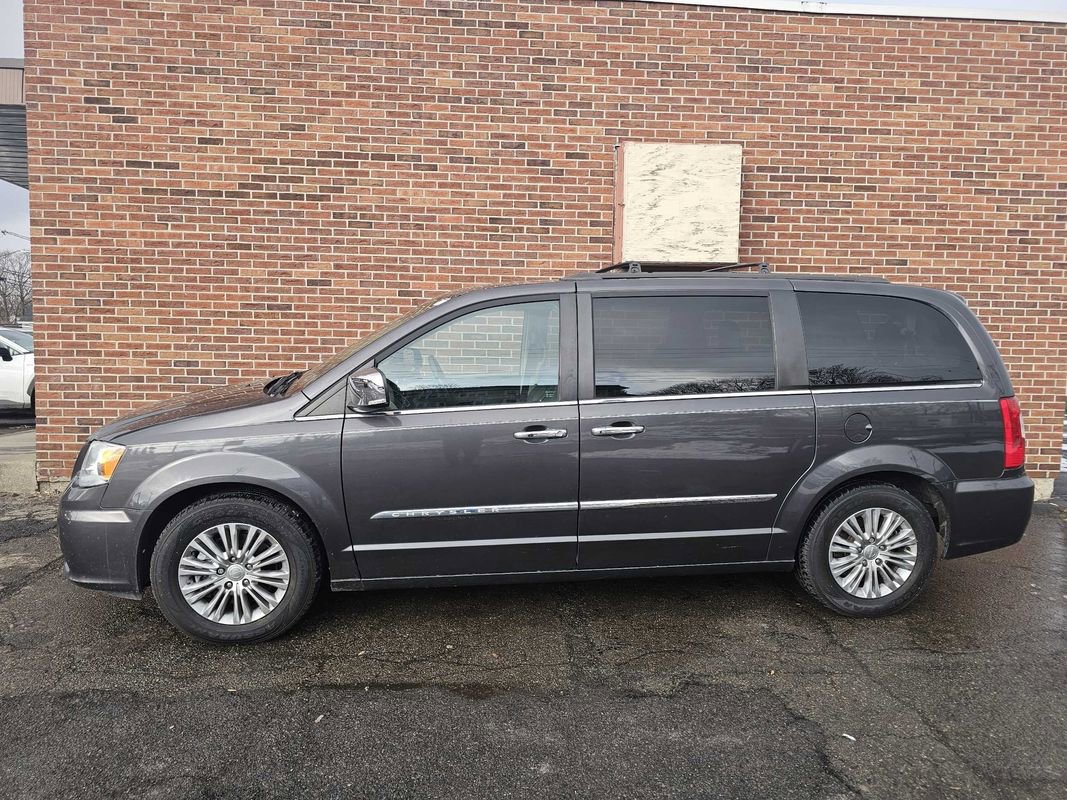 Used 2015 Chrysler Town & Country Touring-L w/ Driver Convenience Group image 1