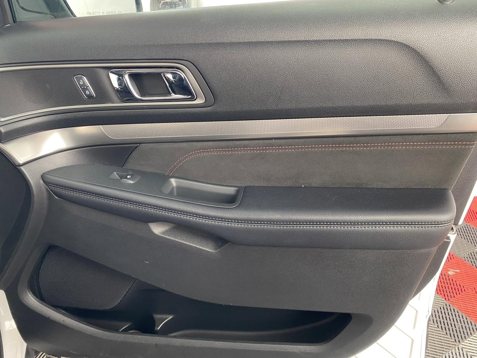 Used 2018 Ford Explorer XLT w/ Equipment Group 202A AWD/4WD image 7