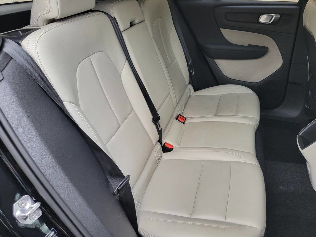 Used 2020 Volvo XC40 T4 Momentum image 39