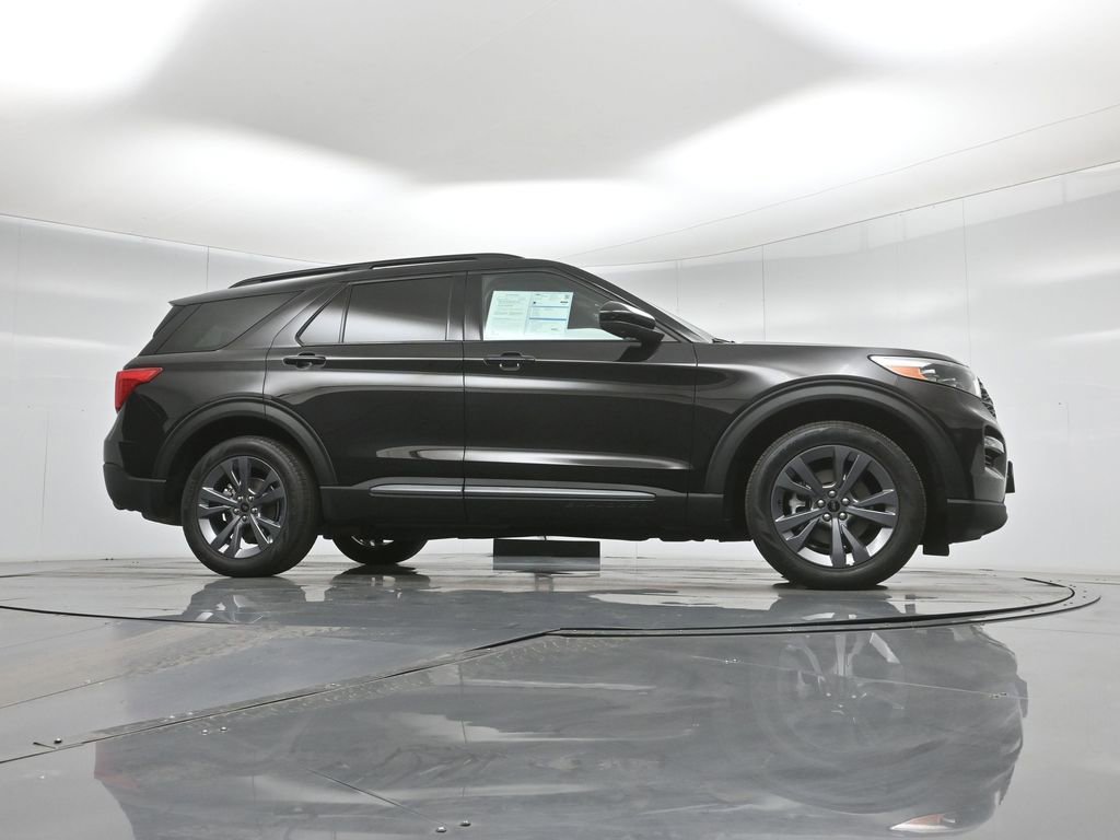 Certified 2022 Ford Explorer XLT w/ Equipment Group 202A image 4