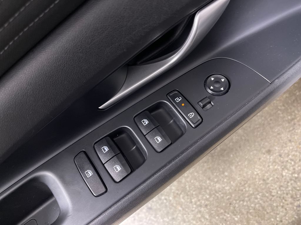 Certified 2025 Hyundai Elantra SEL FWD image 18
