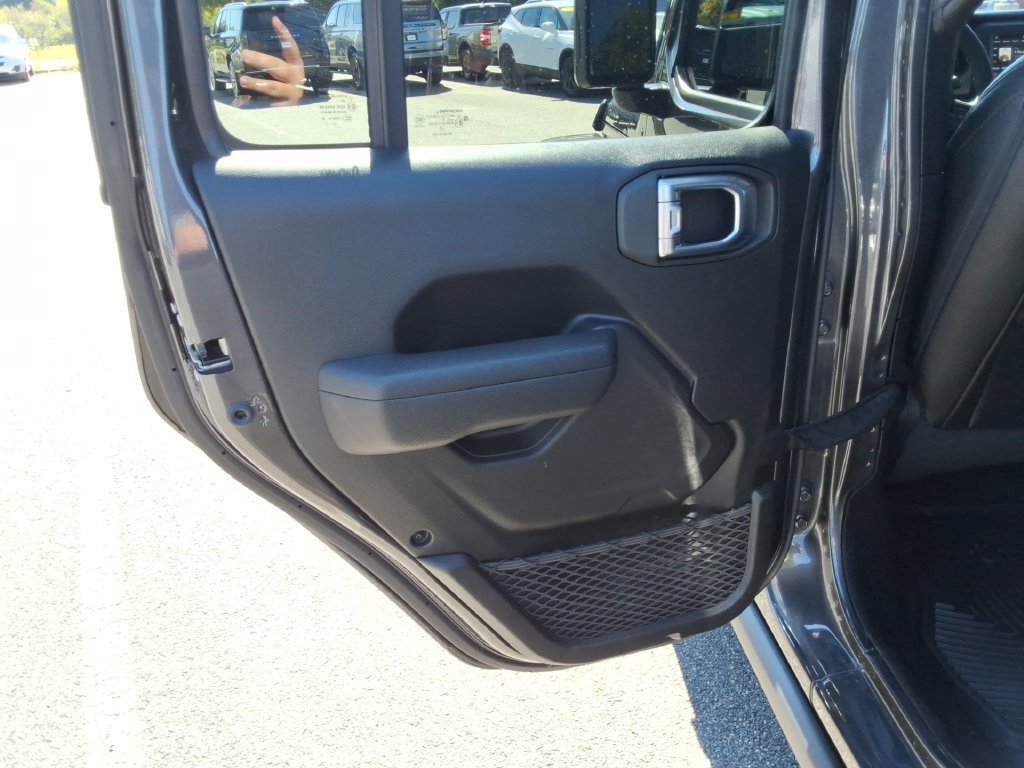 Used 2023 Jeep Gladiator Sport AWD/4WD image 16