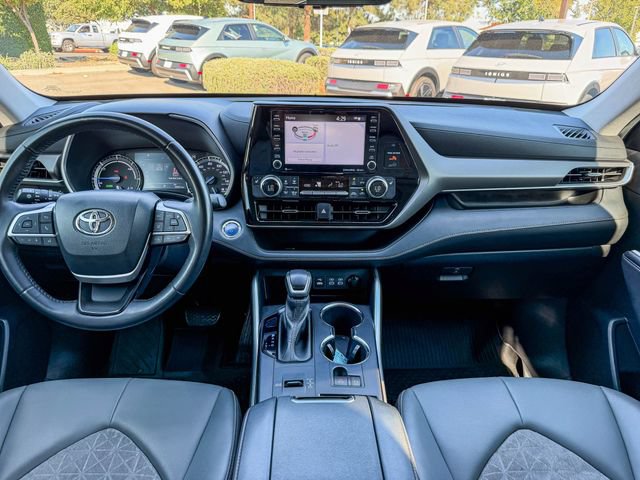 Used 2022 Toyota Highlander Bronze Edition AWD/4WD image 13