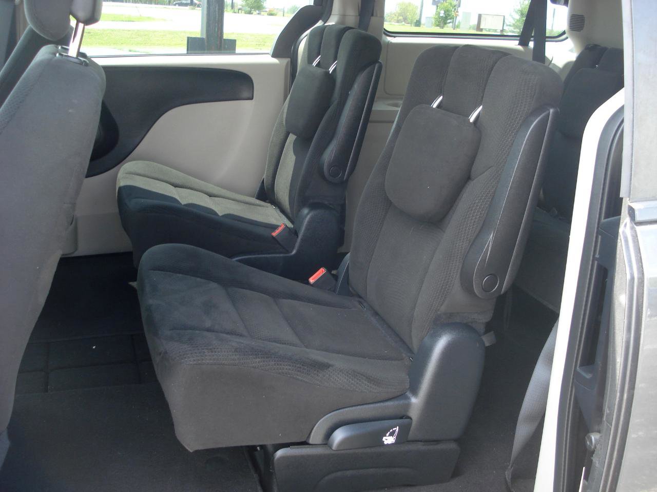 Used 2016 Dodge Grand Caravan SE image 31