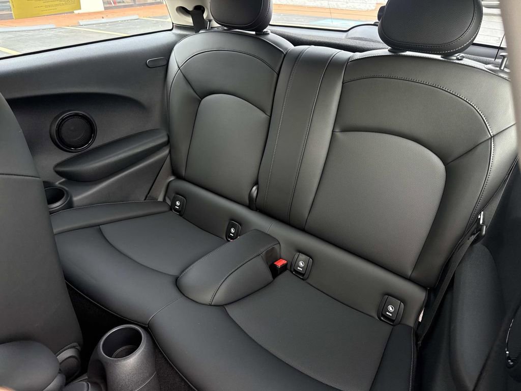 Used 2022 MINI Cooper 2-Door Hardtop image 15