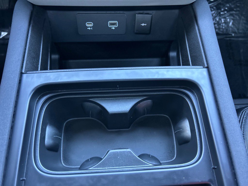 Used 2023 Land Rover Defender 130 X-Dynamic SE image 35