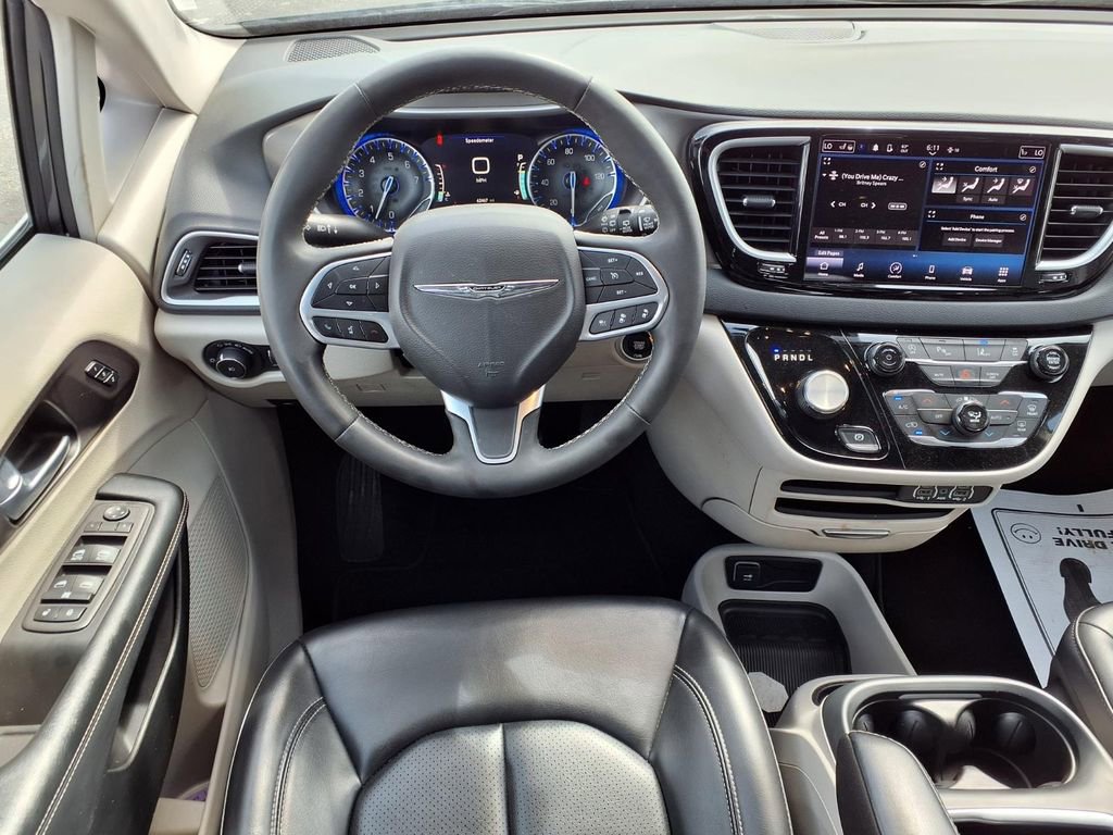 Used 2023 Chrysler Pacifica Touring-L FWD image 9