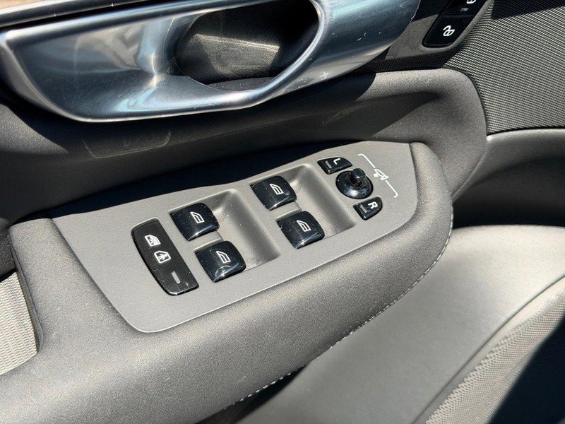 Certified 2025 Volvo XC90 B6 Plus AWD/4WD image 16