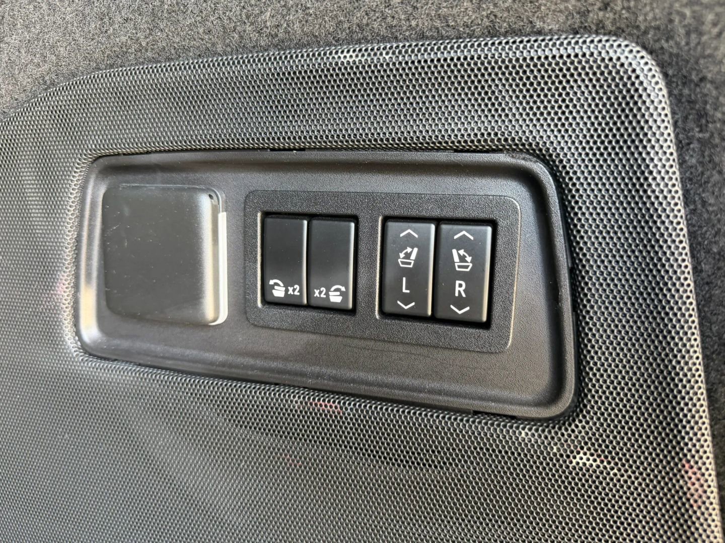 Used 2022 Cadillac Escalade Sport RWD image 16