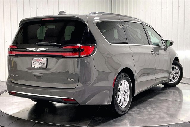 Used 2021 Chrysler Pacifica Touring-L w/ Uconnect Theater Family Group FWD image 13