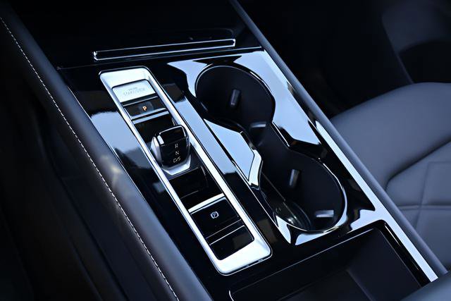 Certified 2025 Volkswagen Atlas Cross Sport SE w/ Panoramic Sunroof Package AWD/4WD image 28