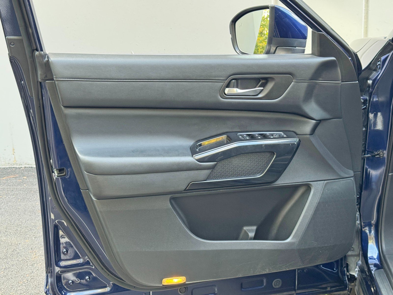 Used 2022 Nissan Pathfinder SV image 37