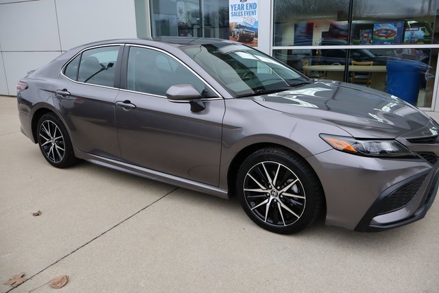 Used 2023 Toyota Camry SE image 2