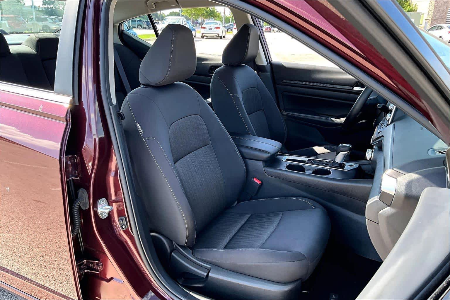 Used 2025 Nissan Altima 2.5 SV FWD image 9