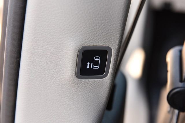 Used 2023 Chrysler Voyager LX image 22