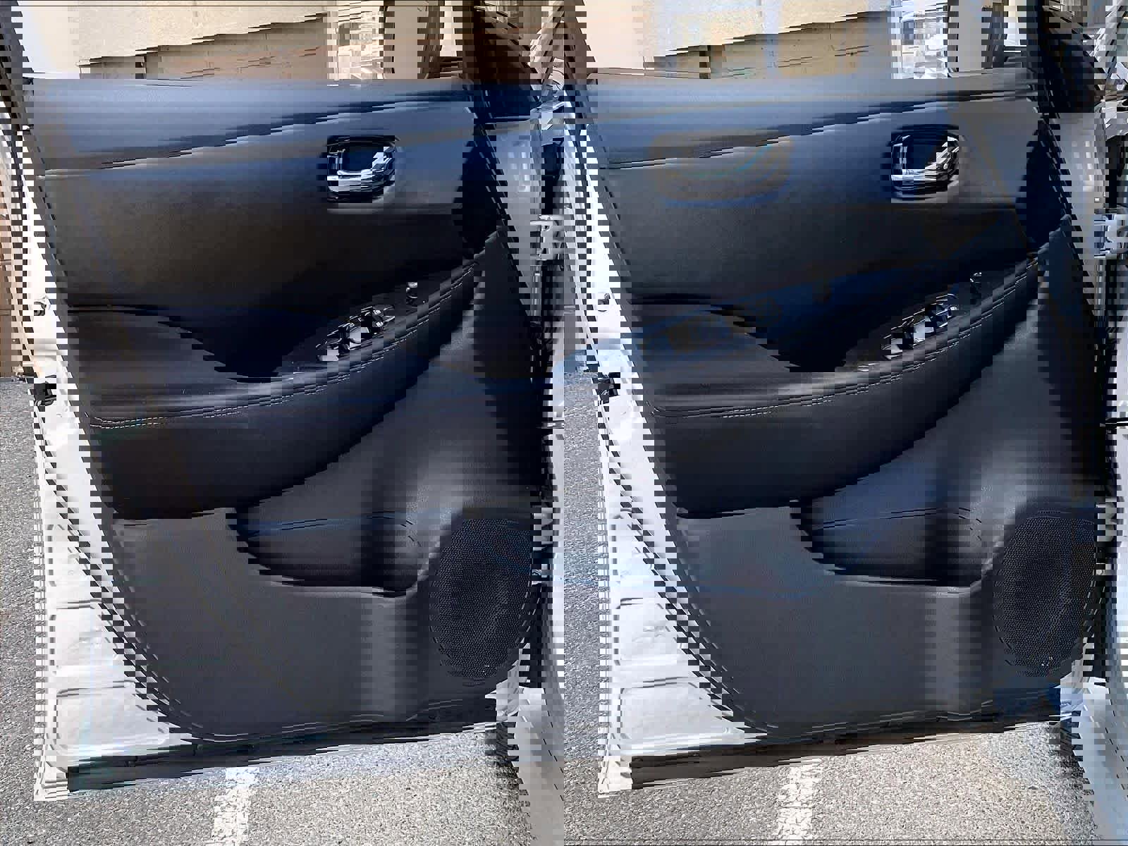 Used 2018 Nissan Leaf SV FWD image 9