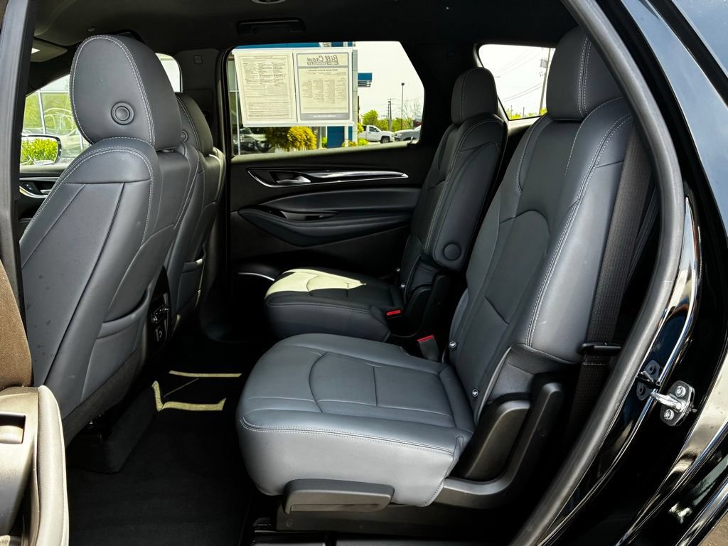 Used 2023 Buick Enclave Essence AWD/4WD image 32