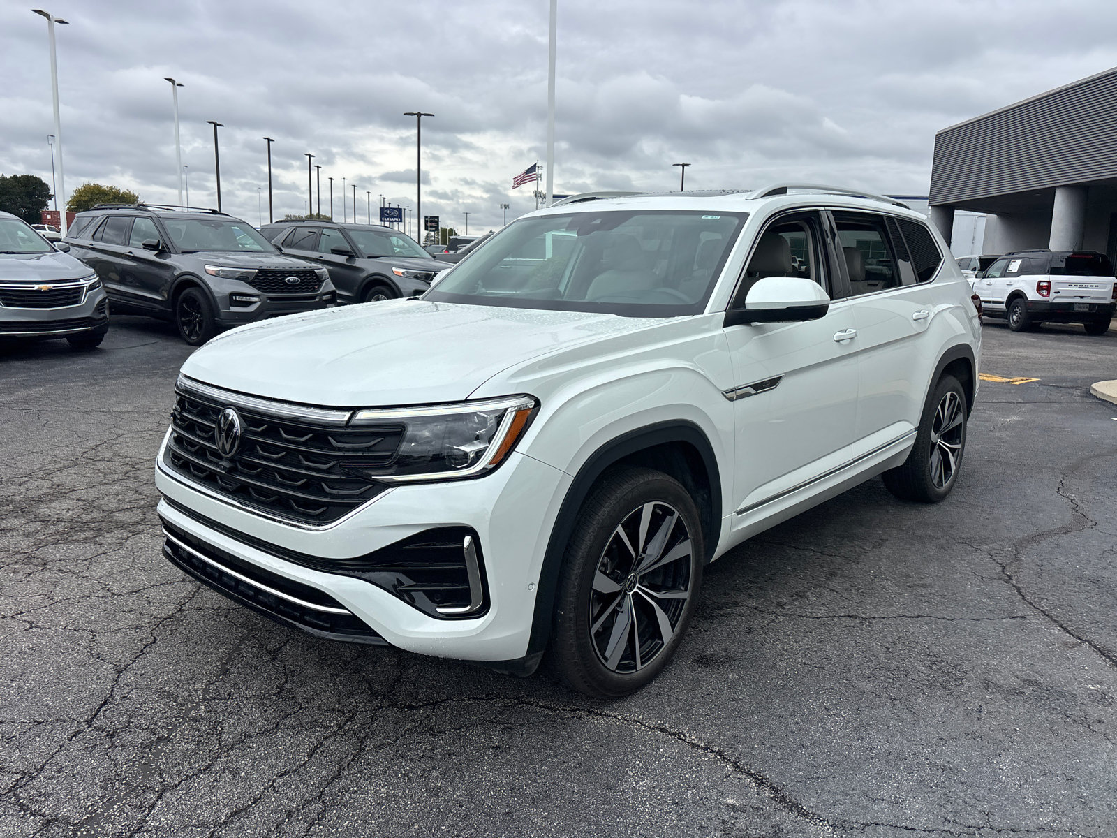 Used 2025 Volkswagen Atlas SEL Premium R-Line AWD/4WD image 3