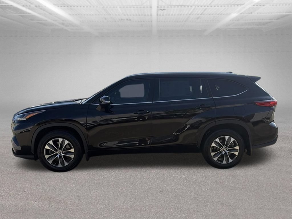 Used 2021 Toyota Highlander XLE AWD/4WD image 2
