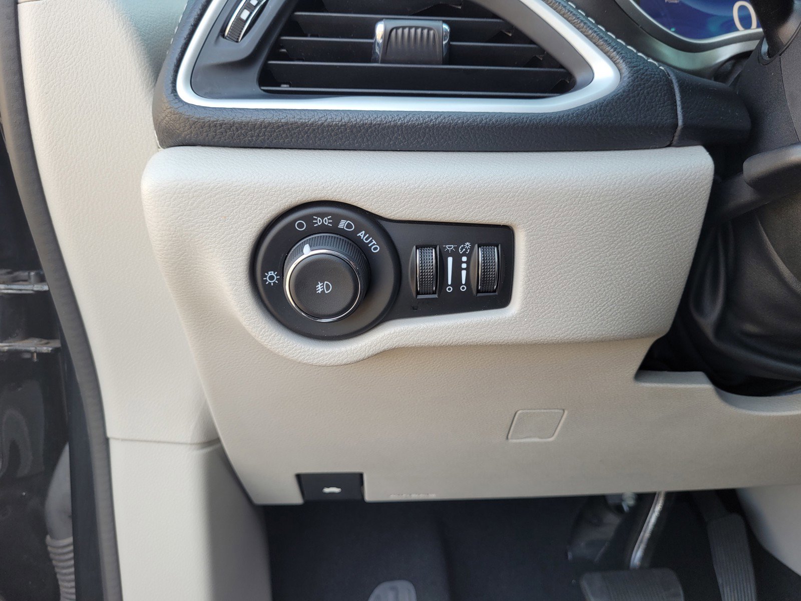 Used 2024 Chrysler Pacifica Limited FWD image 24