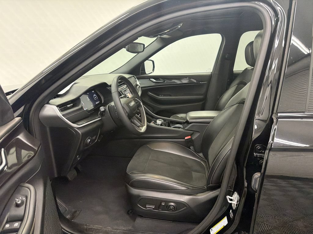 Used 2023 Jeep Grand Cherokee L Laredo RWD image 9