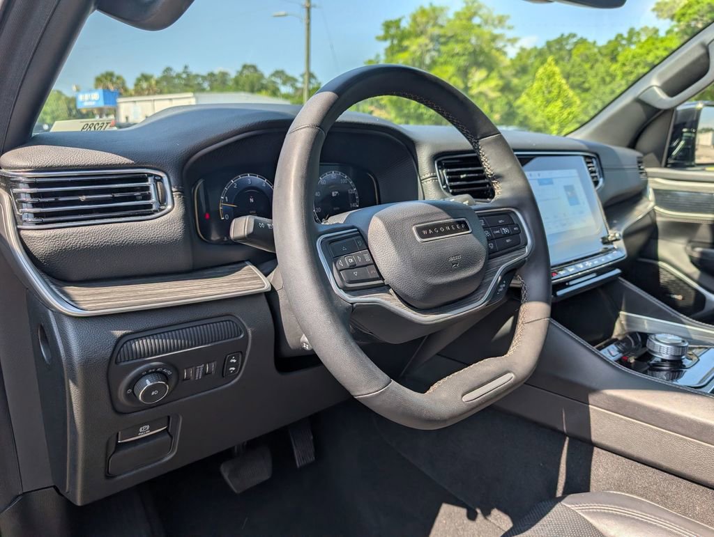 Used 2024 Jeep Wagoneer L Series II RWD image 31