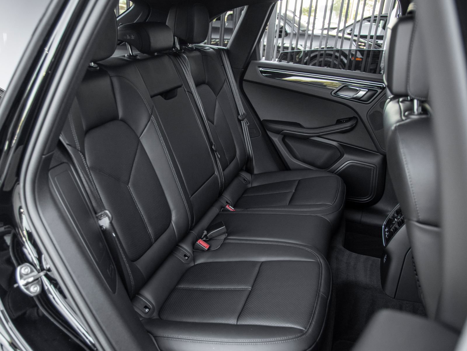 Certified 2026 Porsche Macan AWD/4WD image 34