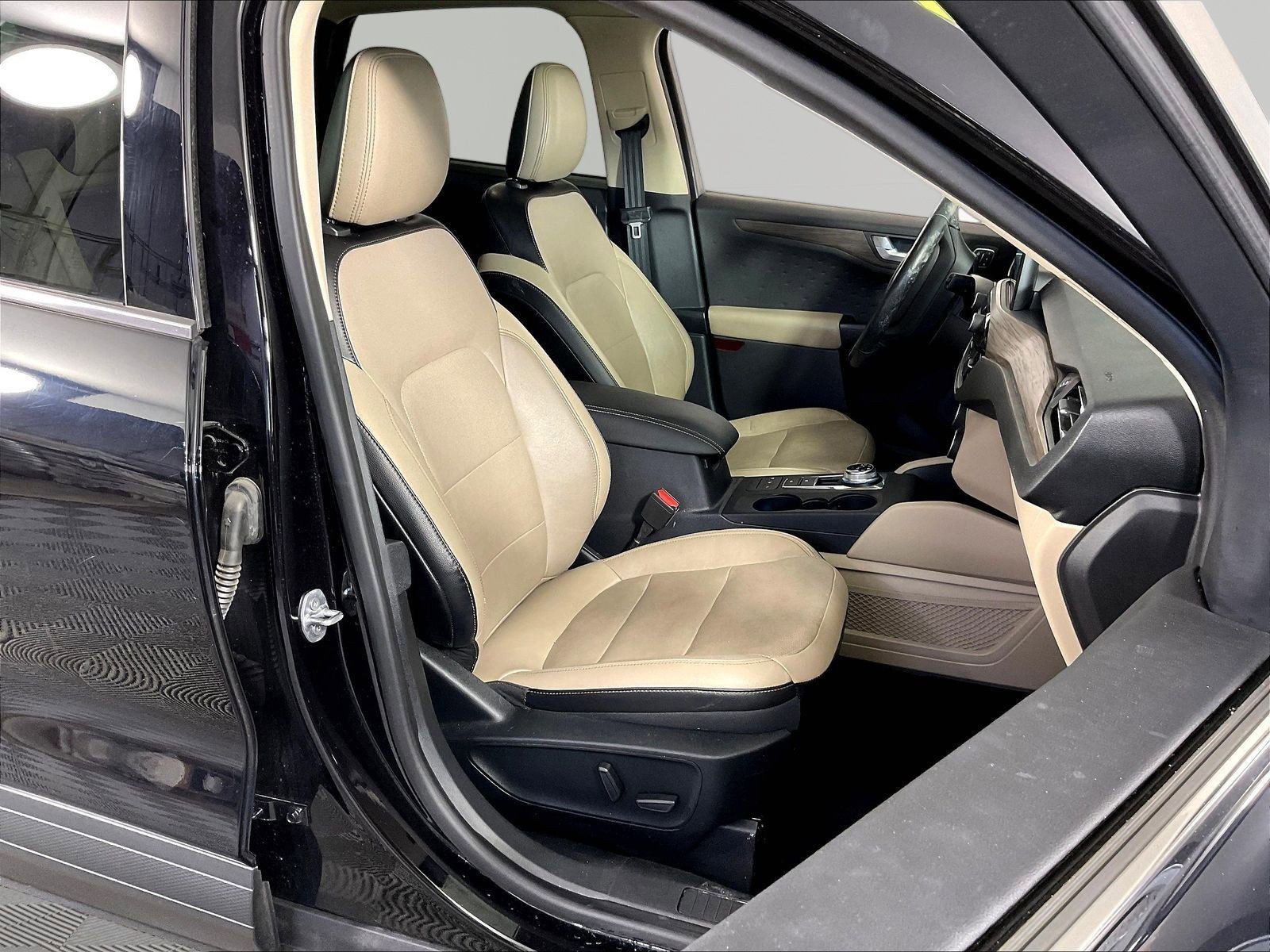 Used 2020 Ford Escape Titanium w/ Titanium Premium Package 2.0 AWD/4WD image 29