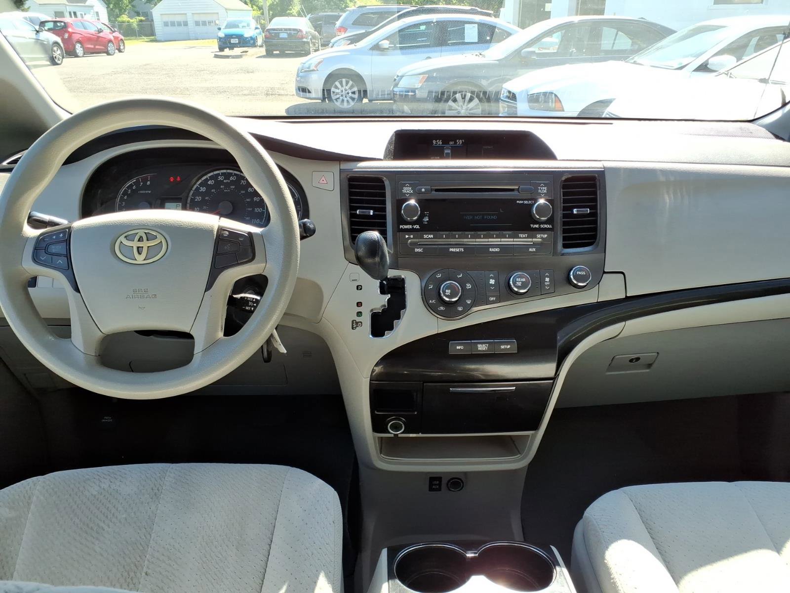 Used 2011 Toyota Sienna LE FWD image 7
