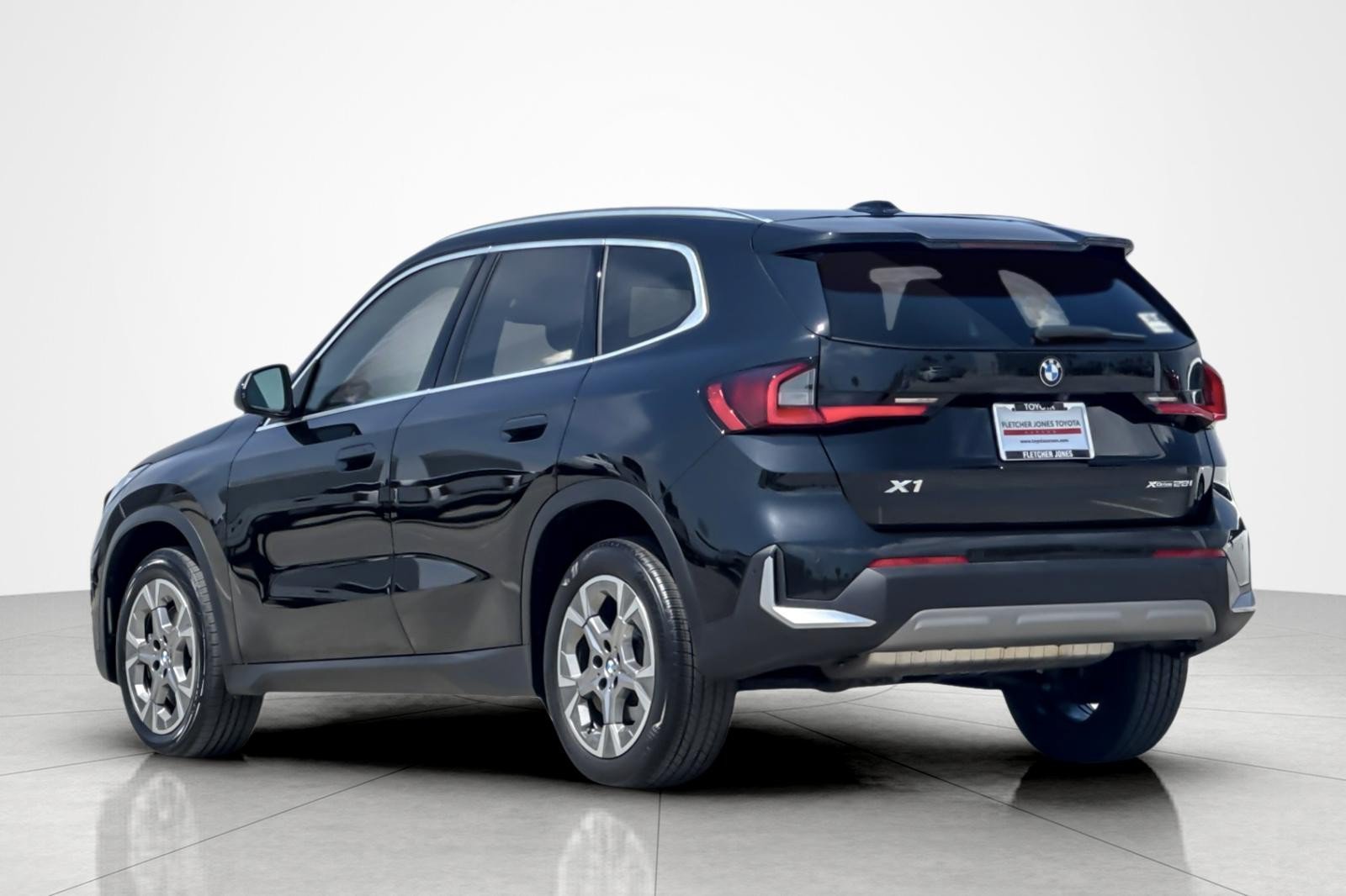 Used 2023 BMW X1 xDrive28i w/ Convenience Package AWD/4WD image 3