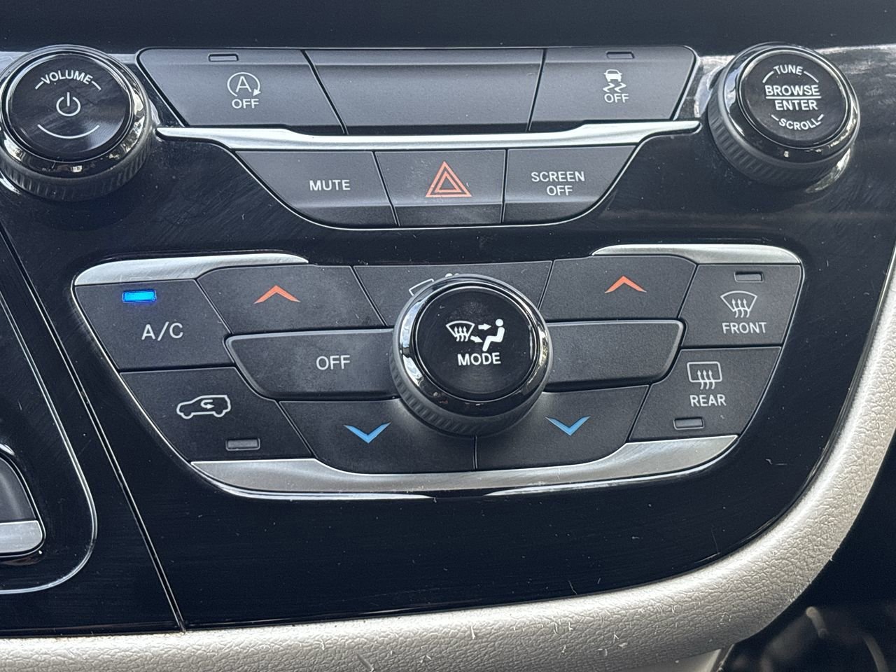 Used 2021 Chrysler Voyager LX image 22