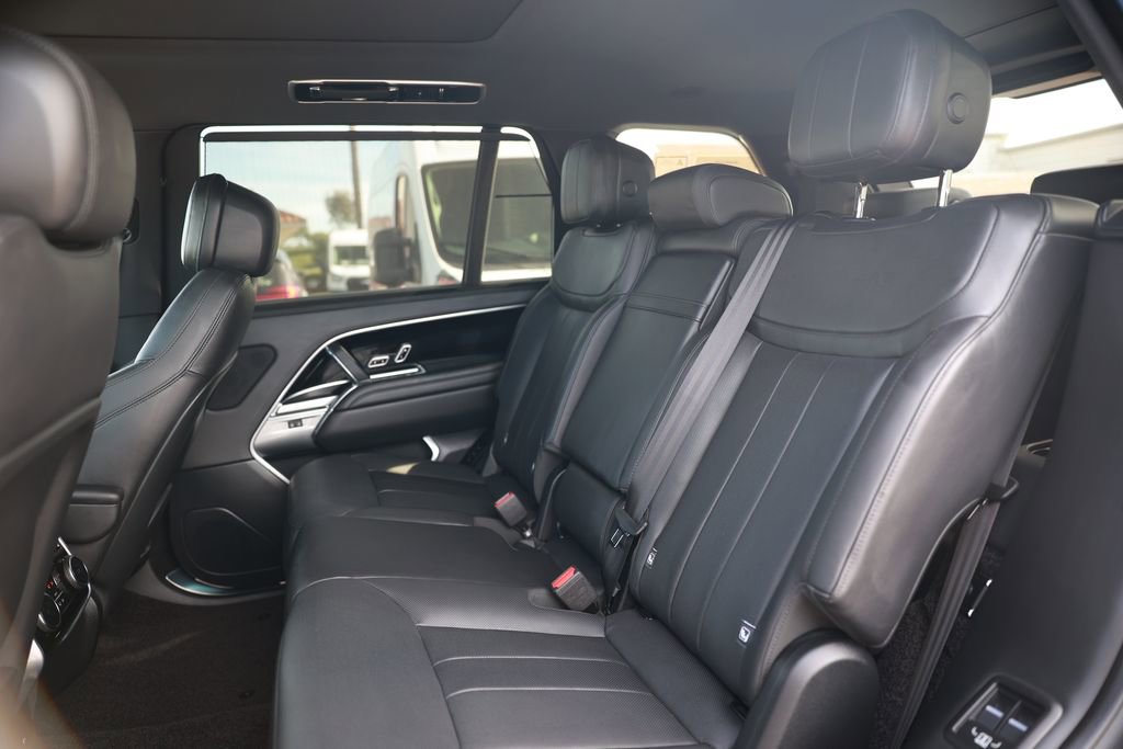 Used 2025 Land Rover Range Rover Long Wheelbase SE image 32