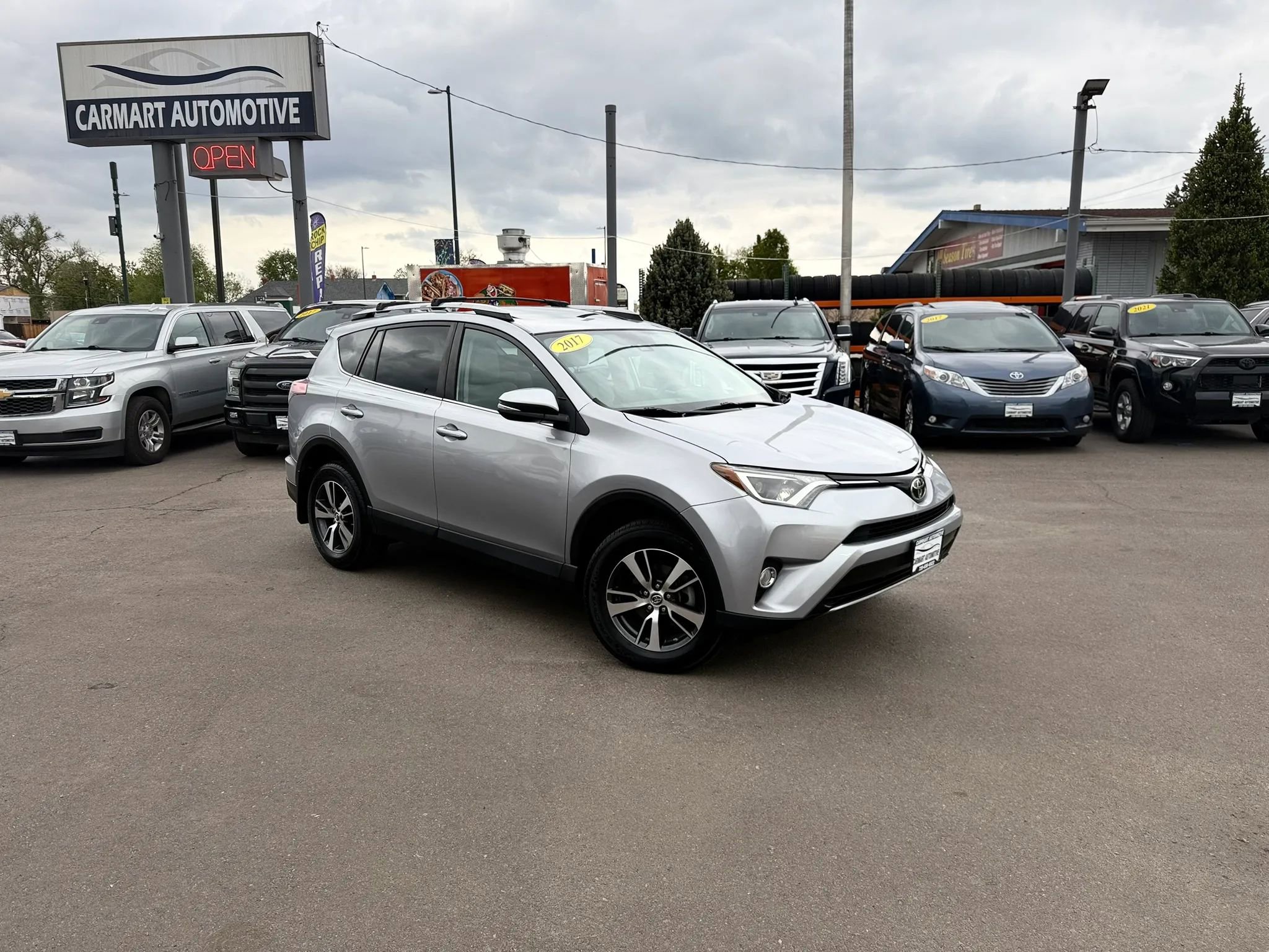 Used 2017 Toyota RAV4 XLE AWD/4WD image 2