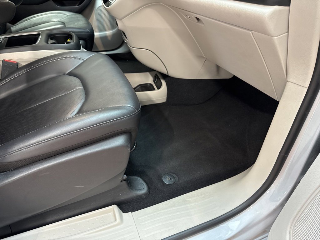 Used 2024 Chrysler Pacifica Touring-L image 10