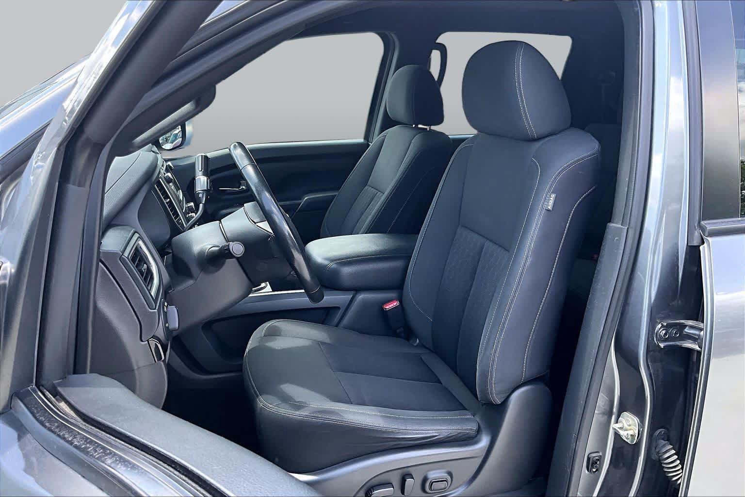 Used 2019 Nissan Titan SV w/ SV Convenience Package AWD/4WD image 8