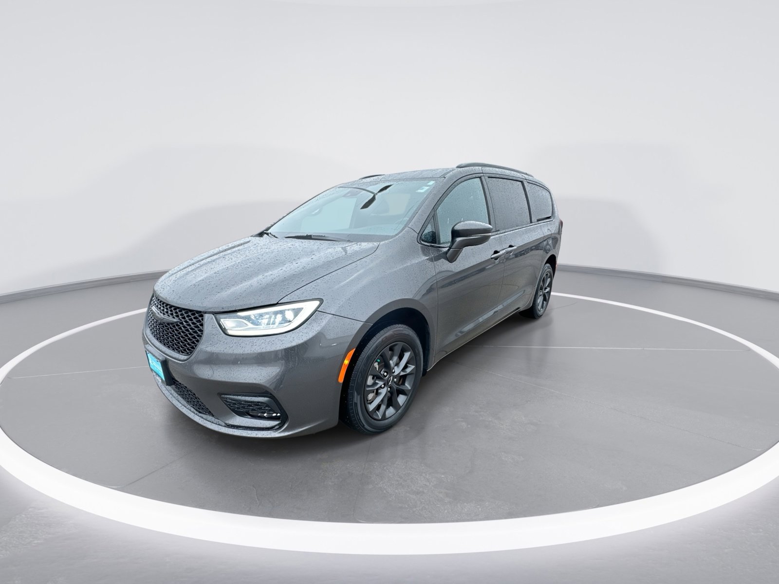 Used 2021 Chrysler Pacifica Touring-L w/ Uconnect Theater Family Group AWD/4WD image 4