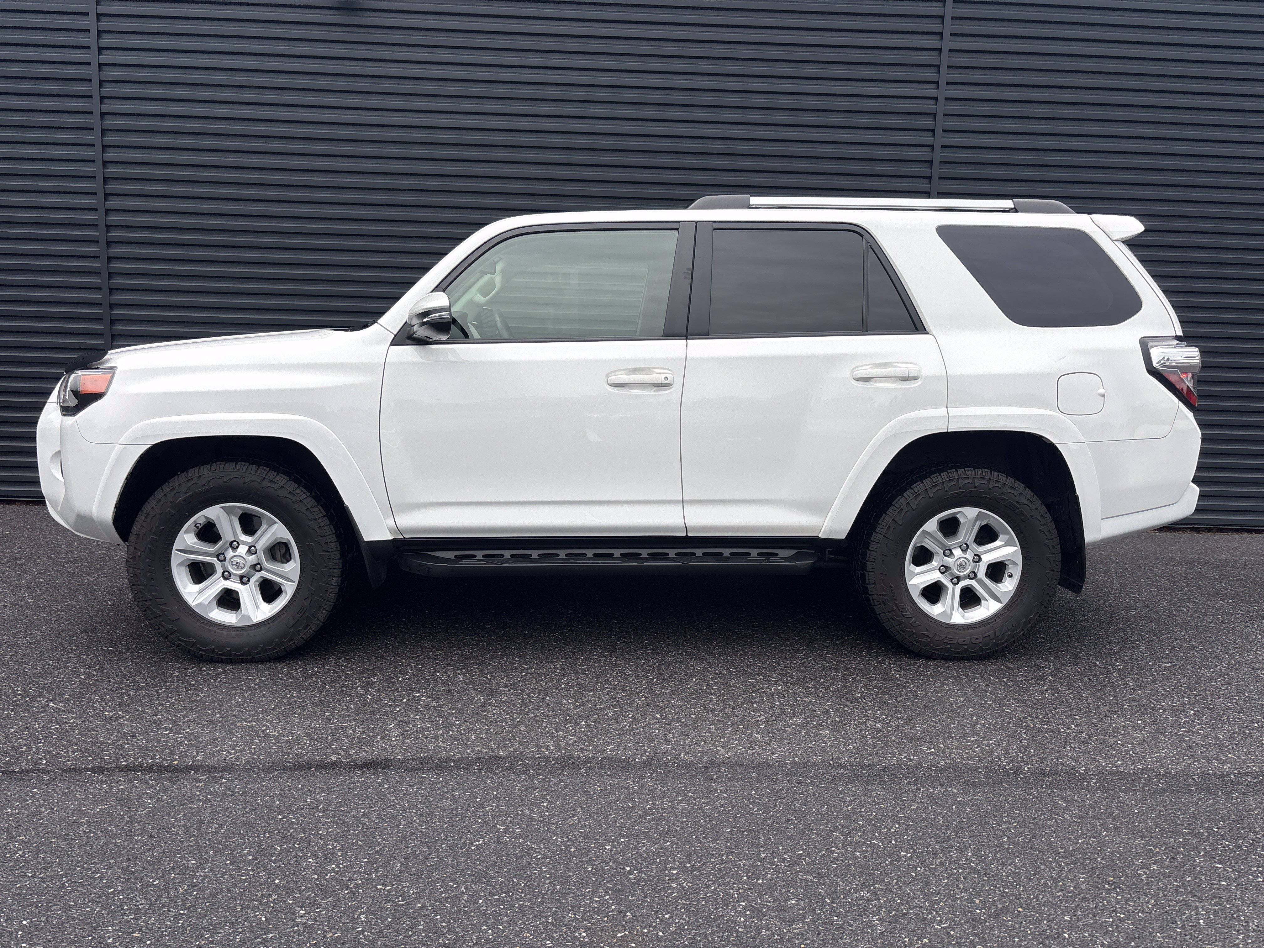 Used 2020 Toyota 4Runner SR5 Premium w/ Moonroof Package AWD/4WD image 20