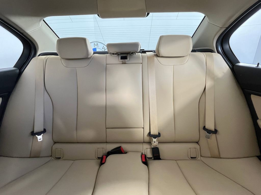 Used 2017 BMW 320i xDrive 320i xDrive image 16
