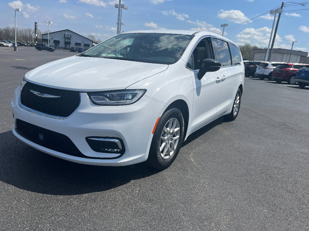 Used 2024 Chrysler Pacifica Touring-L image 3