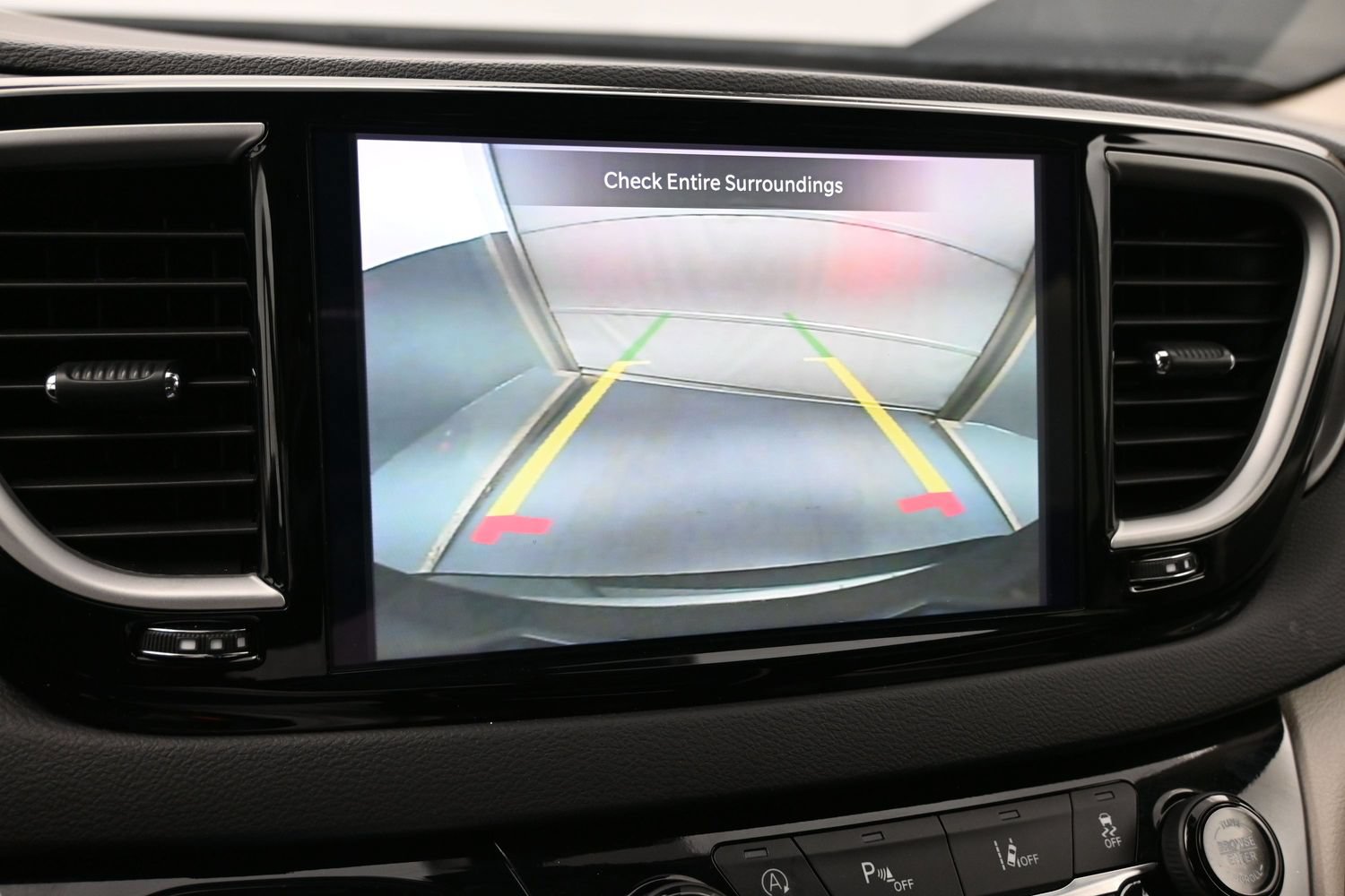 Used 2024 Chrysler Pacifica Touring-L FWD image 16