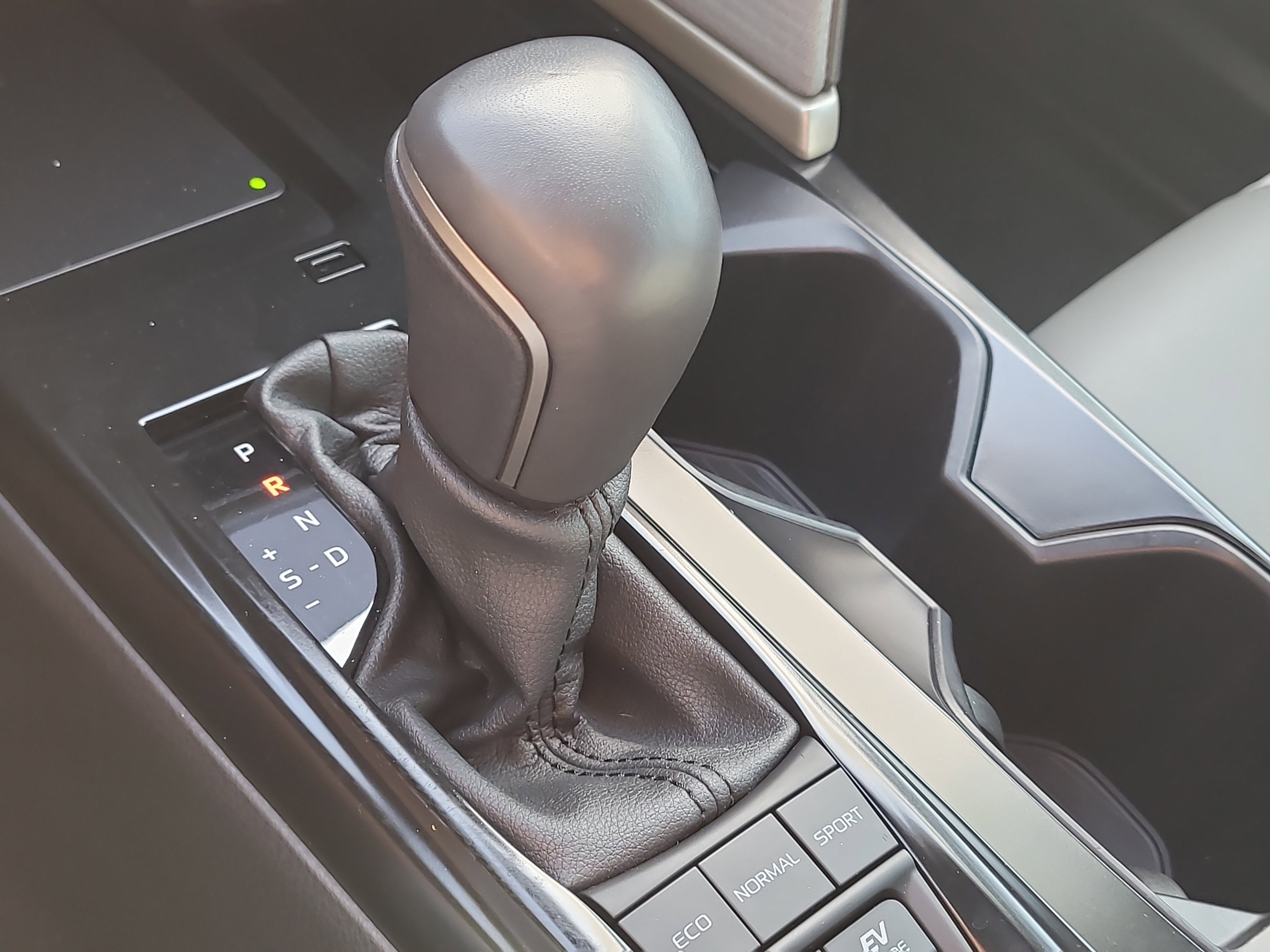 Used 2025 Toyota Camry SE w/ Multimedia Upgrade Package image 26