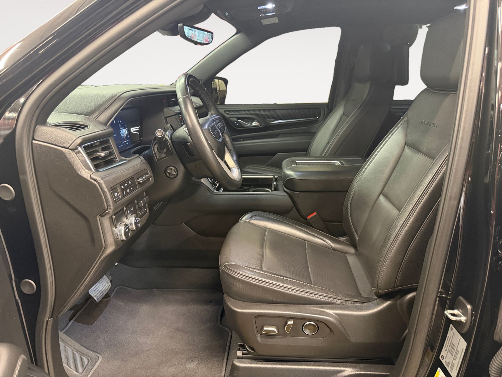 Used 2024 GMC Yukon XL Denali w/ Advanced Technology Package RWD image 36