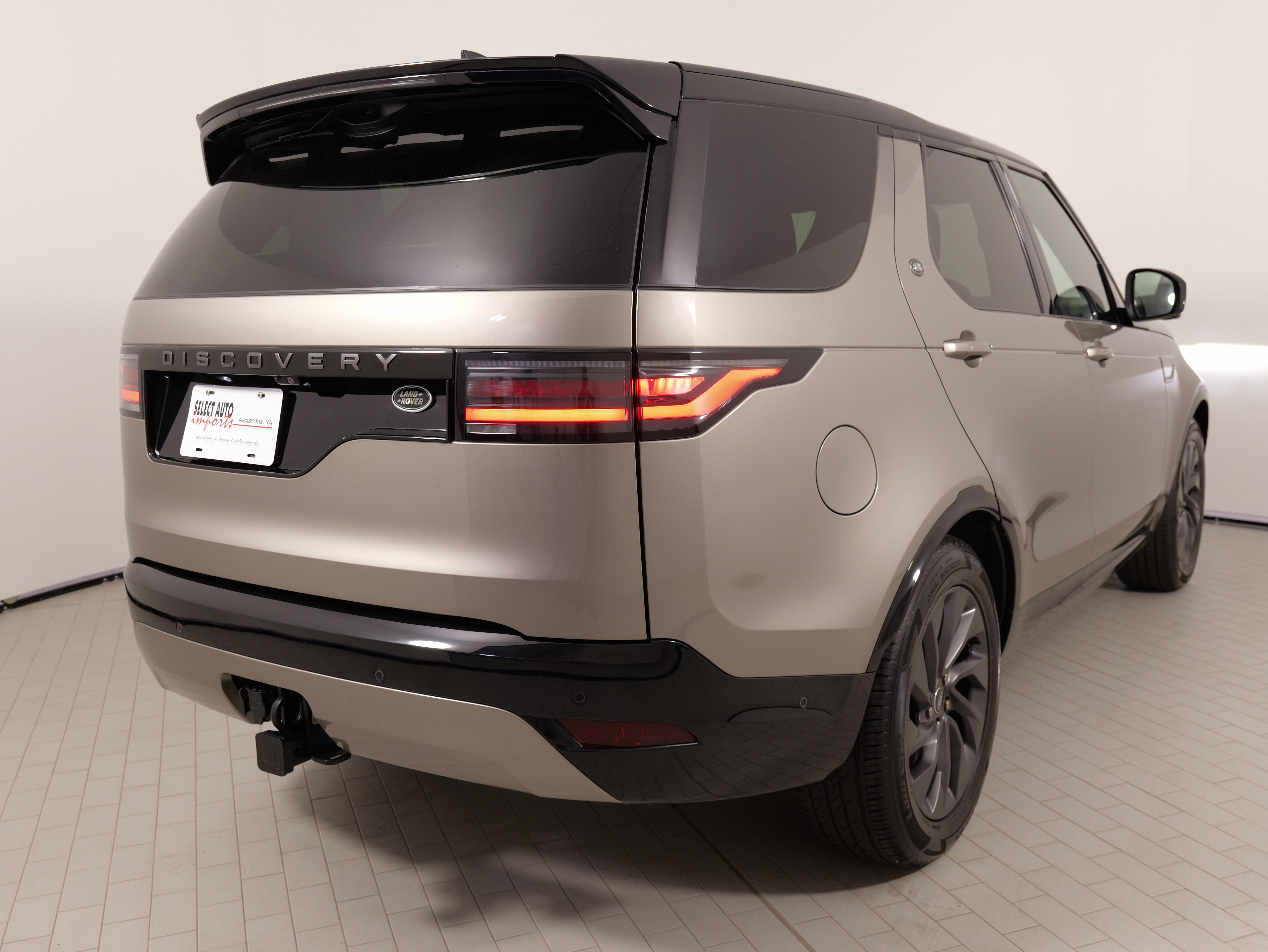 Used 2023 Land Rover Discovery S R-Dynamic AWD/4WD image 13