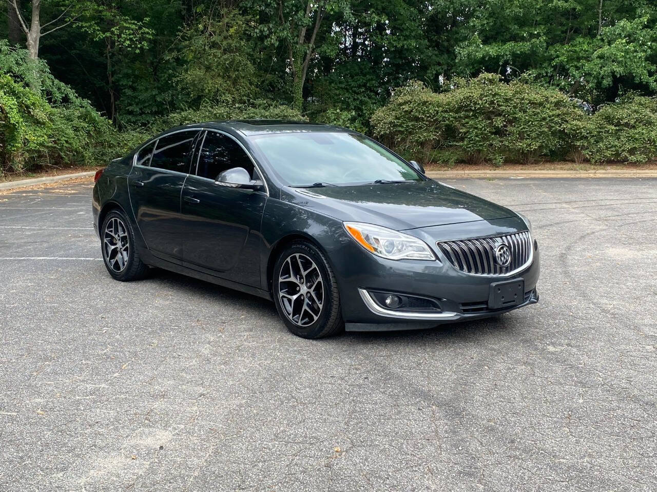 Used 2017 Buick Regal Sport Touring FWD image 3