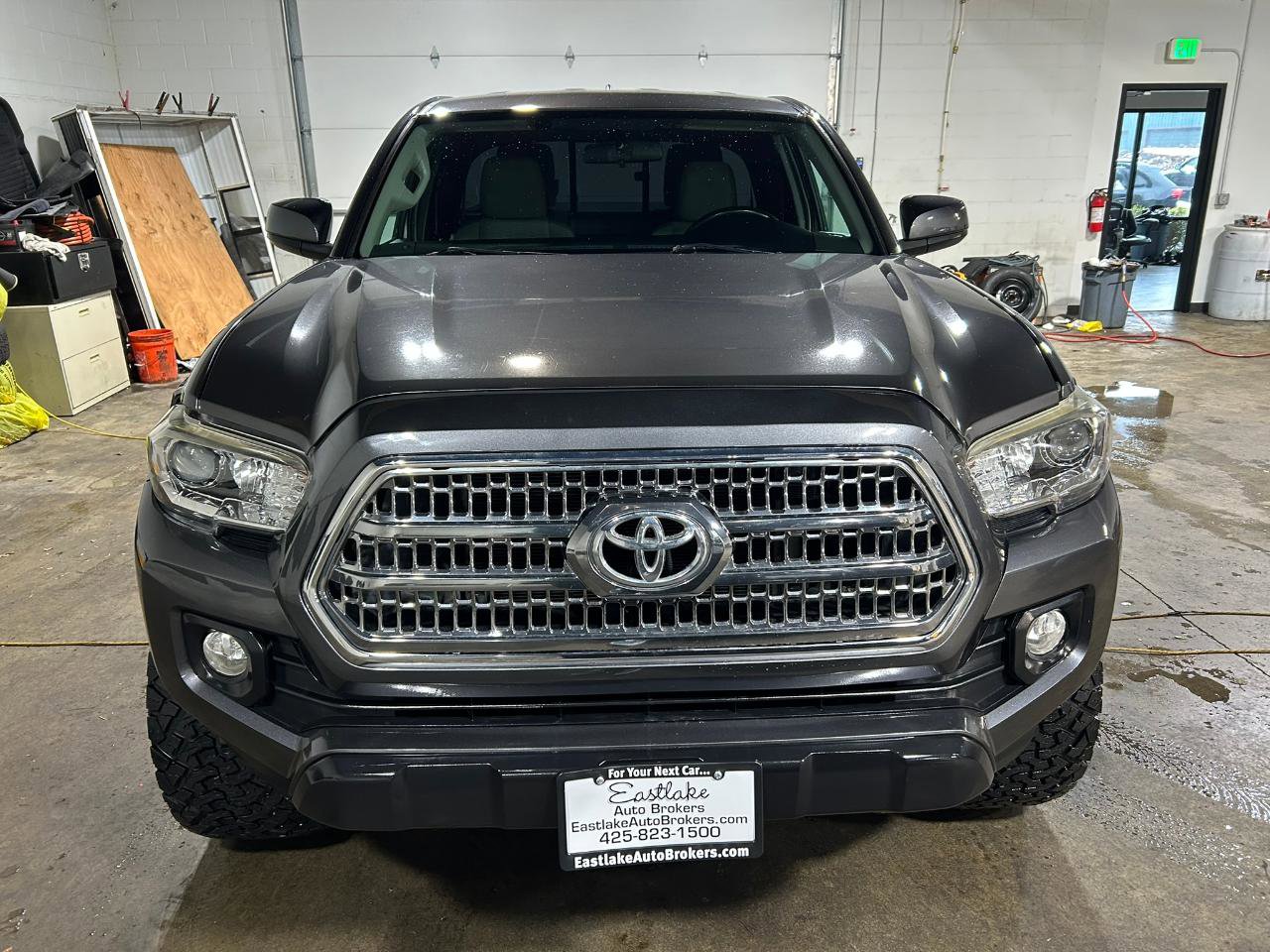 Used 2016 Toyota Tacoma SR5 AWD/4WD image 2