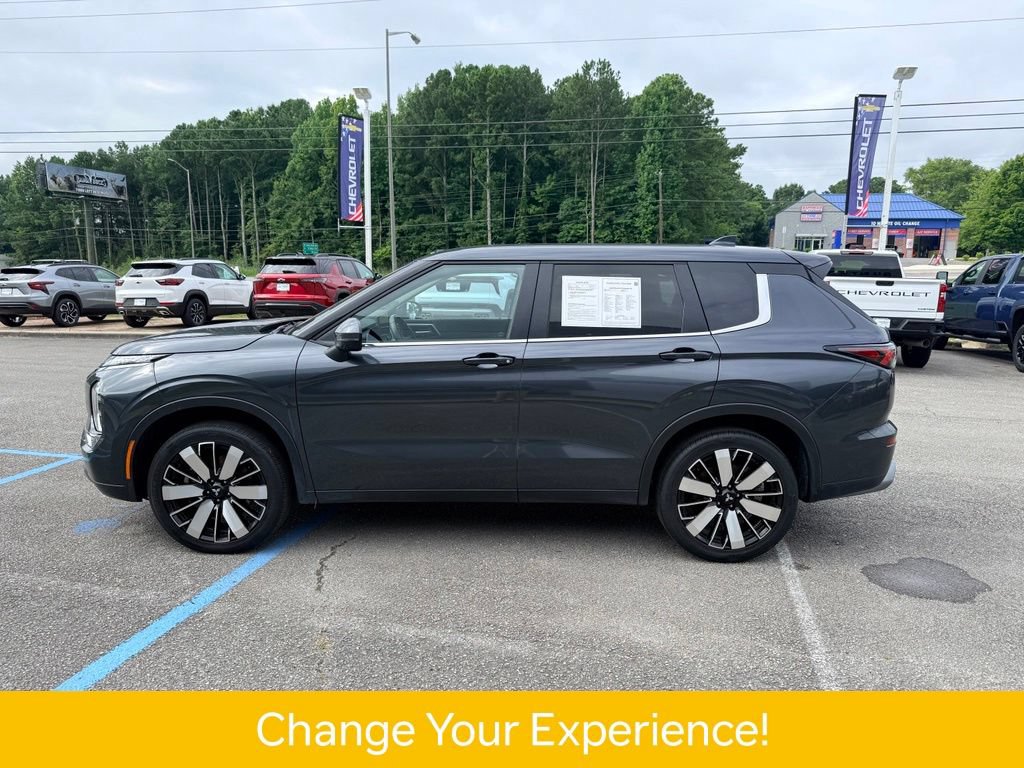 Used 2025 Mitsubishi Outlander SE FWD image 3