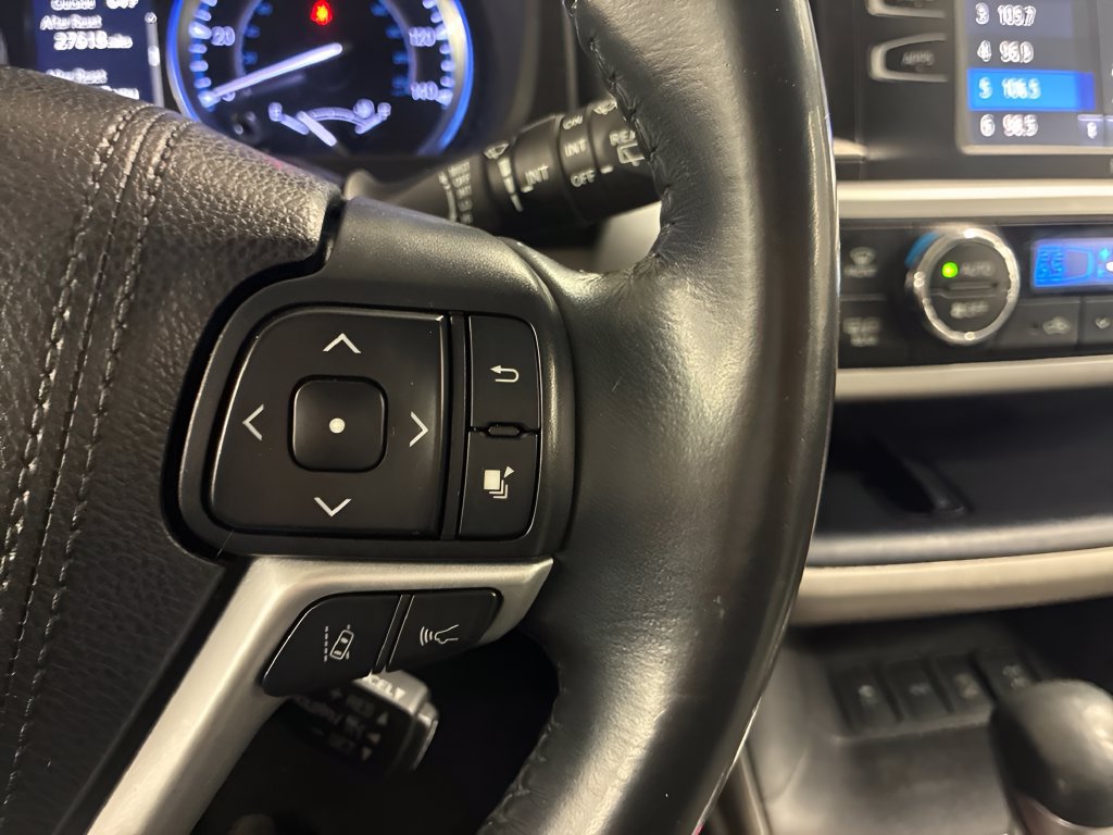 Used 2019 Toyota Highlander XLE AWD/4WD image 17